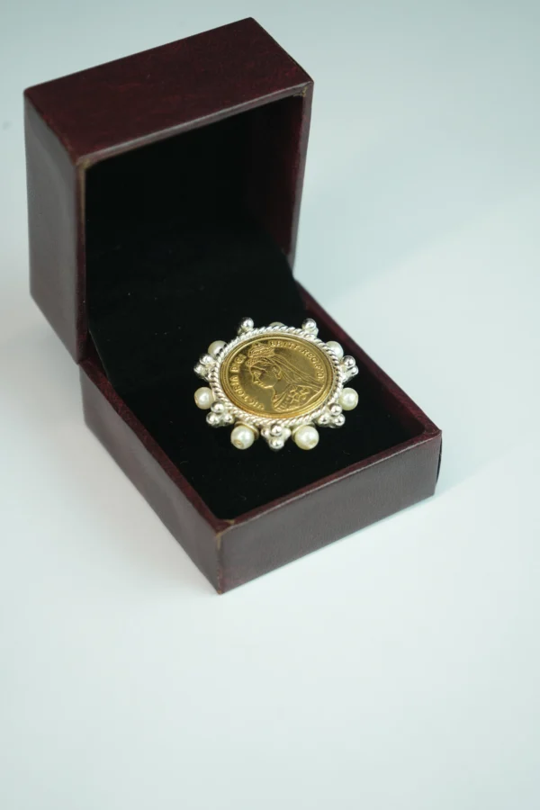 Vintage Queen Coin Ring with Pearls – Antique Silver Finish (18K Dual-Tone Plated)