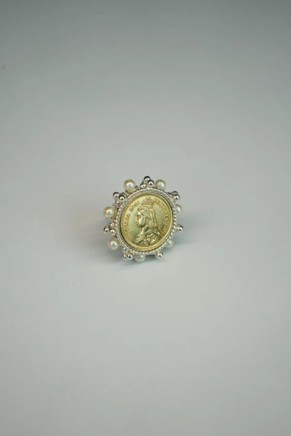 Vintage Queen Coin Ring with Pearls – Antique Silver Finish (18K Dual-Tone Plated) - Image 6